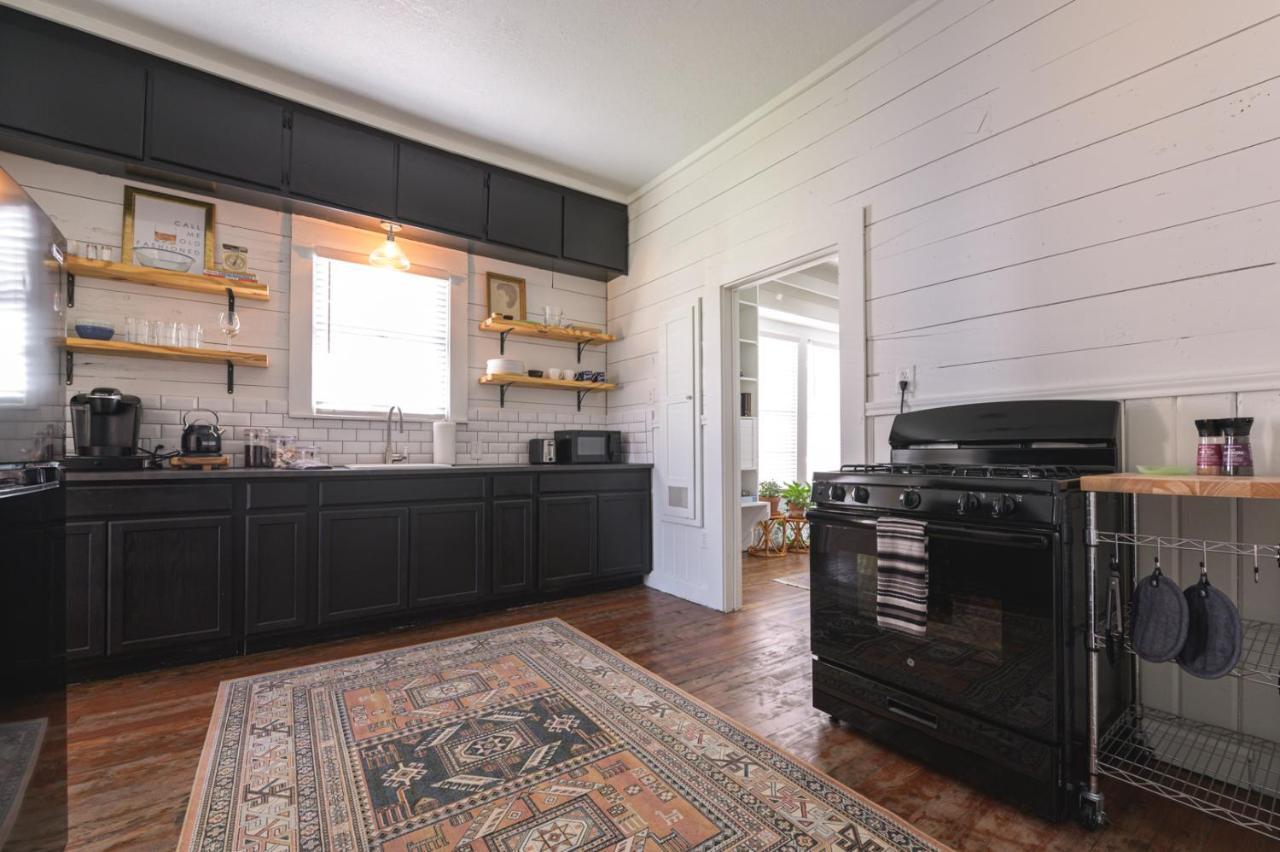 Restored 1930S Uptown Bungalow 2 Min. To Magnolia Уако Екстериор снимка