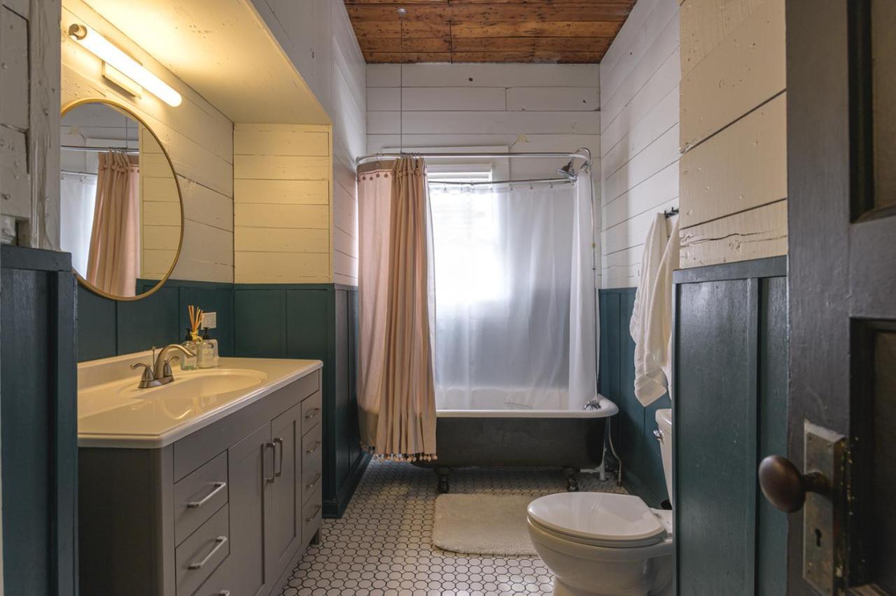 Restored 1930S Uptown Bungalow 2 Min. To Magnolia Уако Екстериор снимка