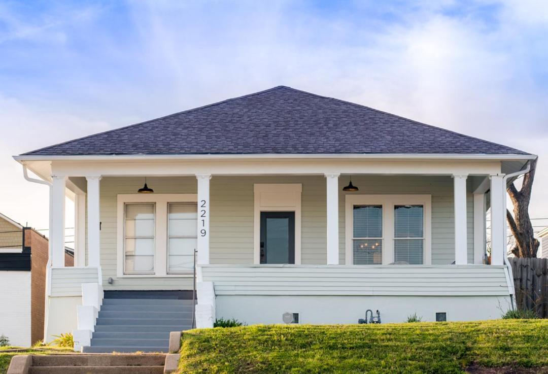 Restored 1930S Uptown Bungalow 2 Min. To Magnolia Уако Екстериор снимка